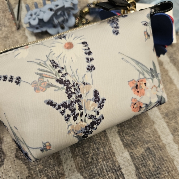 NEW Butterfly & Blues 🦋 Kendra Scott Earrings, VS Cosmetic Pouch + More - Picture 6 of 15